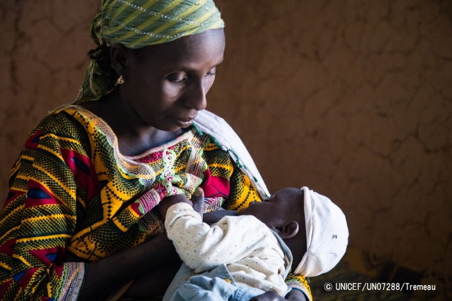 赤ちゃんに授乳する母親（ニジェール）© UNICEF_UN07288_Tremeau