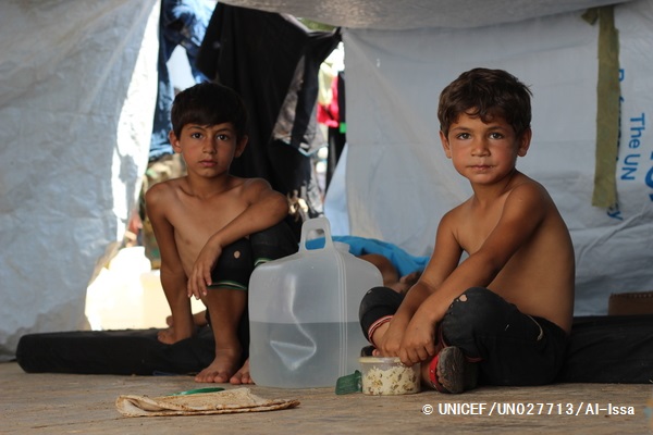 紛争により家を追われ仮設テントでの生活を余儀なくされた子どもたち。（シリア・アレッポ、2016年8月撮影）　※本文との直接の関係はありません。 © UNICEF_UN027713_Al-Issa