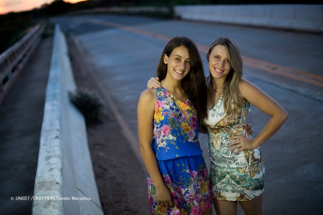 ブラジルの２人の少女（ブラジル・ミナスジェライス、2016年4月撮影）※本文との直接の関係はありません。　© UNICEF_UN017648_Ueslei Marcelino