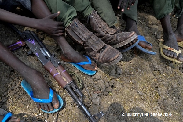 武装勢力からの解放を待つ子どもたち。（南スーダン2015年2 月撮影）　※本文との直接の関係はありません。© UNICEF_UNI178986_Rich