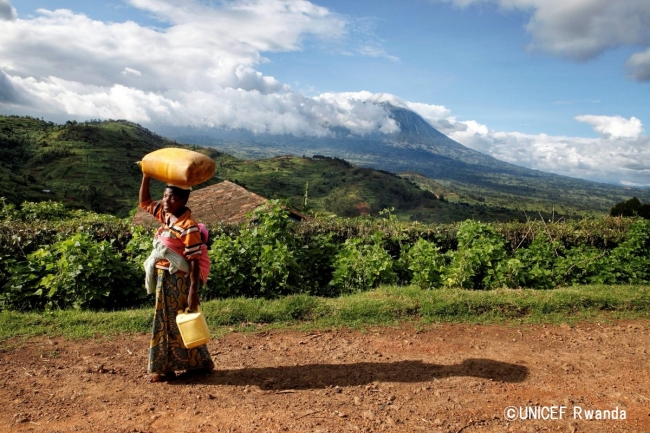 水を運ぶ女性。「家族のために、水が毎日必要です」と語る。（ルワンダ）　　©UNICEF Rwanda