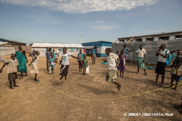 南スーダンのマラカル文民保護区のユニセフが支援する学校の校庭で遊ぶ子どもたち（2015年10月撮影）　　© UNICEF_UN019054_Rich