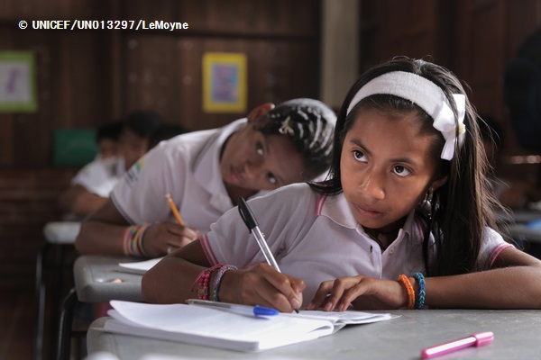 学校で学ぶ少女。彼女の両親は武装勢力により殺害された。　※本文との直接の関係はありません。© UNICEF_UN013297_LeMoyne