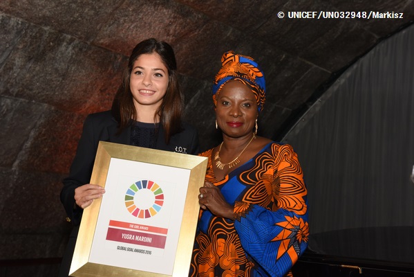 ガール賞を受賞した、シリア出身のユスラ・マルディニさん（18歳）。国際的に著名なシンガー・ソングライターでユニセフ親善大使でもあるアンジェリーク・キジョーと共に。　© UNICEF_UN032948_Markisz