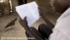 ユニセフが支援する社会復帰プログラムに参加し、宿題をする元兵士の子ども。　※本文との直接の関係はありません。　© UNICEF Sudan_Georgina Cranston 