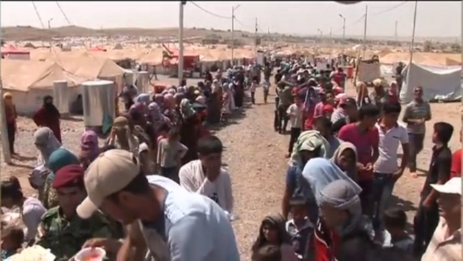 イラクの難民キャンプに押し寄せる難民たち。すべてのひと達が安心して過ごせるシェルターづくりが急務である (c) UNICEF/Video