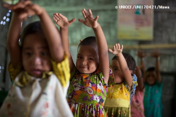 お遊戯の練習をする子どもたち。（バングラデッシュ：2014年8月撮影）※本文との直接の関係はありません。© UNICEF_UNI170421_Mawa