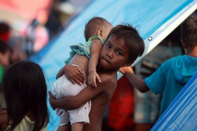 避難所では、子どもたちに対する虐待、ネグレクト、搾取、暴力など新たなリスクが高まっている©UNICEF Philippines/2013/Maitem
