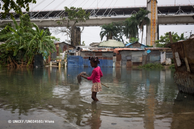 ハリケーン・マシューの影響で洪水が起きた地域で暮らす女の子（ドミニカ共和国の首都サントドミンゴ、2016年10月4日撮影）© UNICEF_UN034593_Afons