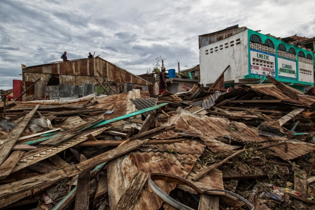 ハイチのジェレミー市西部では、ハリケーン・マシューによって多くの建物が倒壊した（2016年10月6日撮影）© UNICEF_UN034846_Abassi, UN-MINUSTAH