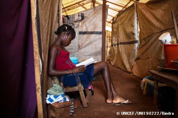 中央アフリカ共和国の国内避難民が身を寄せるキャンプで、本を読む女の子（14歳（本文と直接の関係はありません）　© UNICEF_UNI190222_Bindra