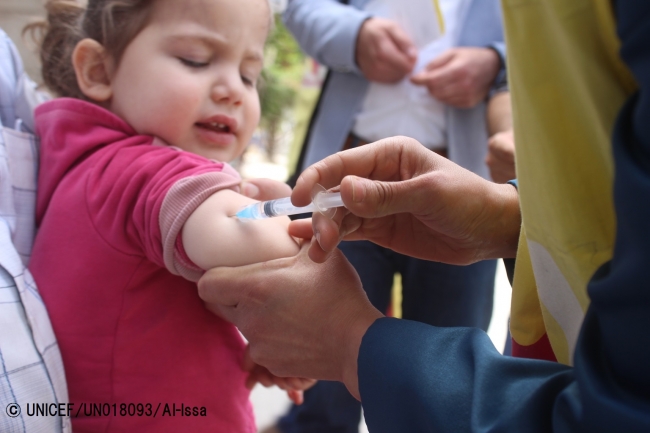 予防接種キャンペーンで移動保健チームから予防接種を受けるアレッポの子ども（2016年4月撮影）© UNICEF_UN018093_Al-Issa