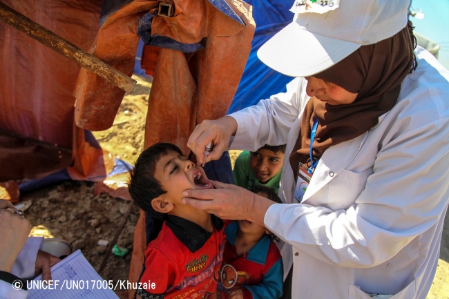バグダッドの避難民キャンプにてポリオワクチンを受ける子ども（2016年3月撮影）。