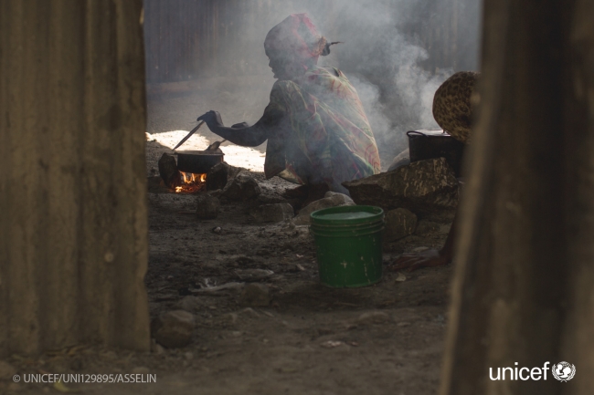 エチオピアの学校で昼食を作る女の子たち（2015年1月撮影）© UNICEF_UN037102