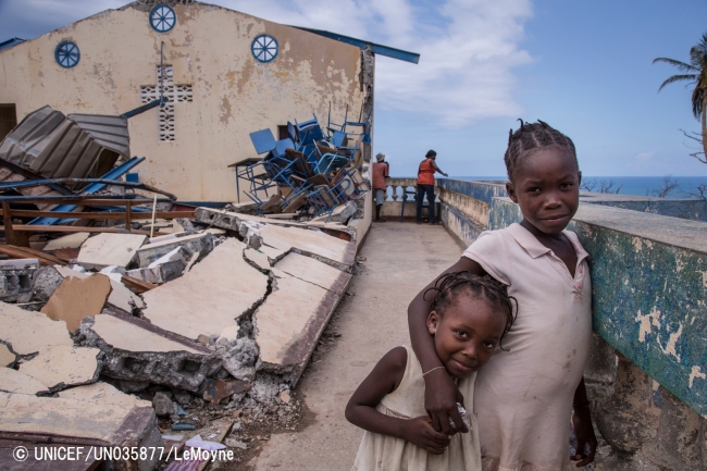 ハイチにて避難先の教会で遊ぶ子どもたち（2016年10月13日撮影）© UNICEF_UN035877_LeMoyne