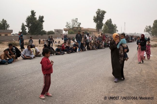 緊急支援物資を受け取るために並ぶ、モスル南部より避難してきた家族（2016年10月24日撮影）© UNICEF_UN037068_Mackenzie