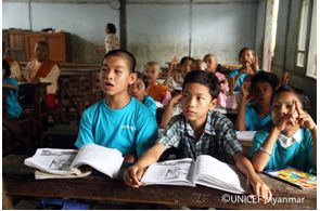 授業を受けるミャンマーの子どもたち　　　　　　　　　　　　(c)UNICEF Myanmar
