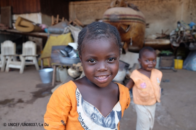 中央アフリカ共和国の首都バンギにあるシェルターの前で微笑む女の子 (本文と直接の関係はありません）（2015年11月撮影）