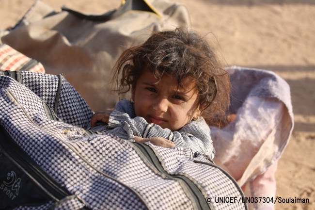 続くモスルの紛争から逃れてきた難民の女の子（2016年10月26日撮影）