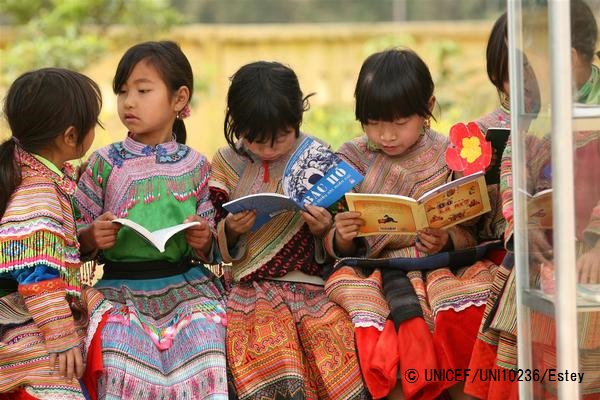 本を読むベトナムの子どもたち（本文と直接の関係はありません）（2009年3月10日撮影）