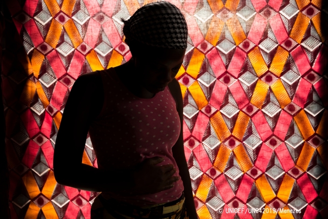 コートジボワールのブアケで暮らすマリーさん（仮名、21歳）は、16歳で妊娠した時に、HIVに感染していることを知った。母子感染予防のケアを受けたことで、産まれてきた赤ちゃんはHIVに感染していなかった。© UNICEF_UN042019_Menezes