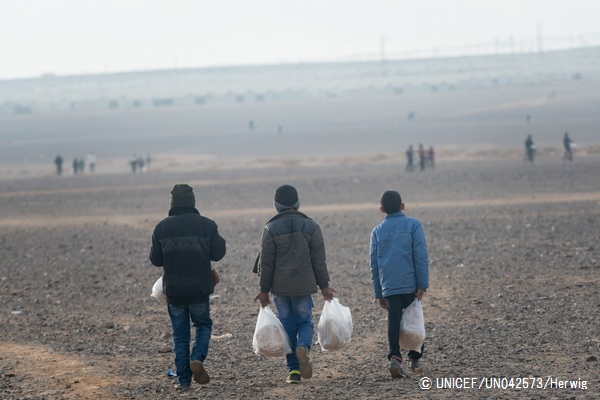 ヨルダンの多くの地域で気温が氷点下になる中、ユニセフは15万人以上のシリアからの子どもに越冬支援を届けている。（2016年11月30日）