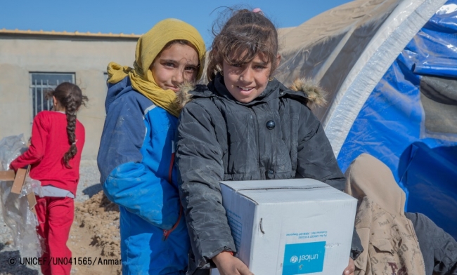 モスルから避難民キャンプに到着し、水などの支援物資を受け取る女の子たち（2016年11月21日撮影）© UNICEF_UN041565_Anmar