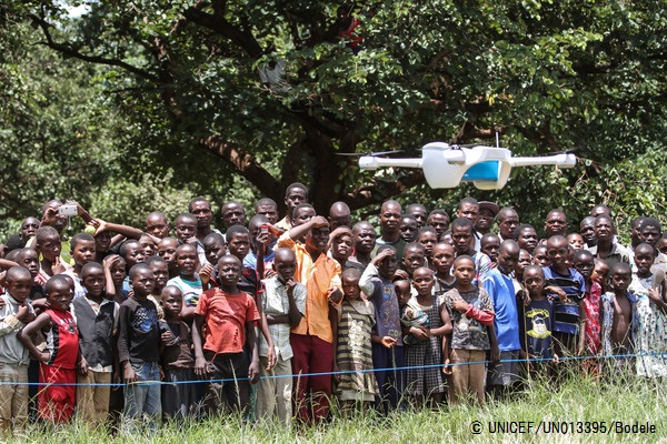 無人飛行機（ドローン）の試験飛行に驚くマラウイの子どもたち。（2016年3月撮影）