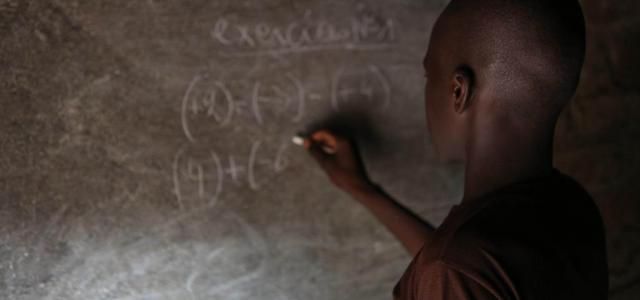 黒板で算数の問題を解くマリック(仮名・15歳)。中央アフリカ共和国は、世界の最貧国・5歳未満児死亡率が最も高い国のひとつ。© UNICEF/NYHQ2012-2191/JORDI MATAS