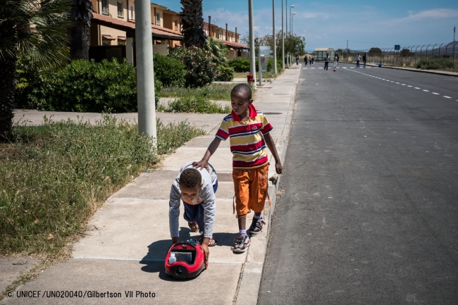 壊れた掃除機で遊ぶ難民の子どもたち（イタリア・シチリア）© UNICEF_UN020040_Gilbertson VII Photo