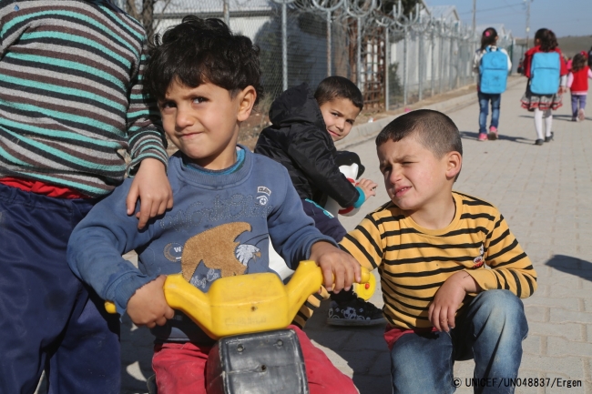 トルコ・ガジアンテップの難民キャンプで三輪車の競争をする男の子たち。（2017年1月16日撮影）