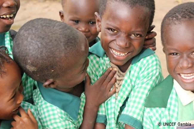 ガンビアの学校に通う子どもたち。（撮影日不明）