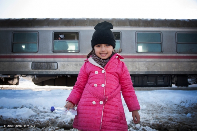 シリアのダマスカスから来た女の子。これから家族とドイツに向かう予定です。（2017年1月7日、クロアチアにて撮影）