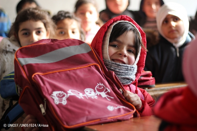 学校再開初日、ユニセフから配布された新しい学校鞄を見せる女の子(2017年1月29日撮影) © UNICEF_UN051524_Al-Issa