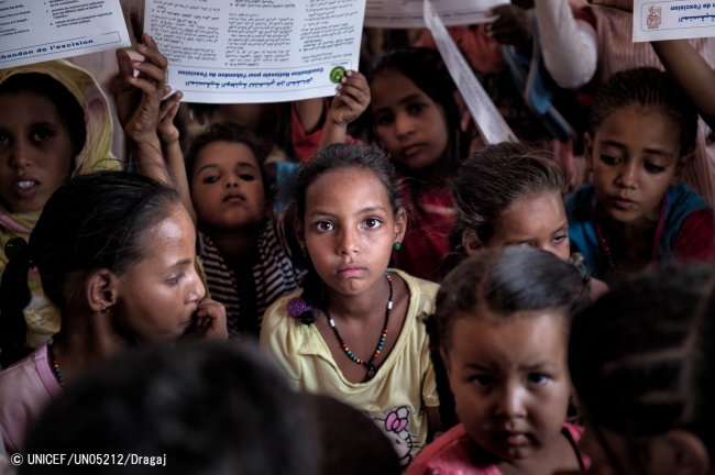 モーリタニアで行われたFGMC根絶に向けた啓発キャンペーンを見つめる女の子（2015年4月撮影）© UNICEF_UN05212_Dragaj