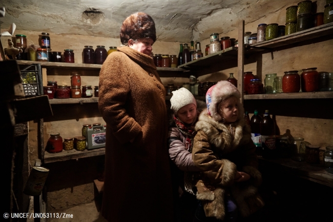 砲撃の間、薄暗い地下室に隠れる家族（ウクライナ・ドネツク州）2017年2月13日撮影 © UNICEF_UN053113_Zmey