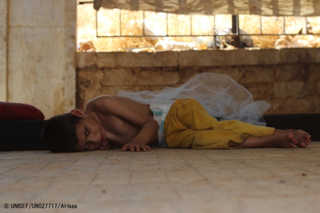 攻撃から逃れ、アレッポ西部の路上で生活する脊髄性筋萎縮症を患う男の子（2016年8月撮影）© UNICEF_UN027717_Al-Issa