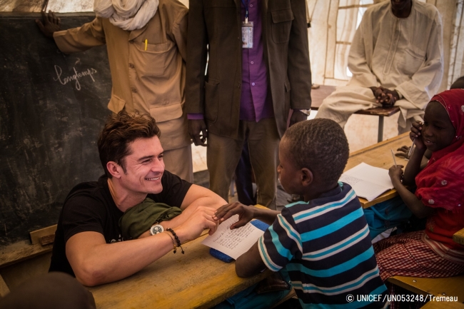 国内避難民の子どもたちのための一時学習スペースで生徒と話すオーランド・ブルームユニセフ親善大使（2017年2月17日撮影）© UNICEF_UN053248_Tremeau