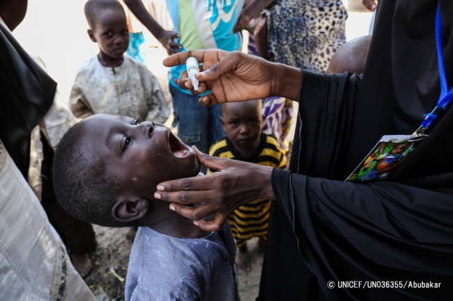 ポリオの予防接種を受ける6歳の男の子。（ナイジェリア・マイドゥグリ）© UNICEF_UN036355_Abubakar