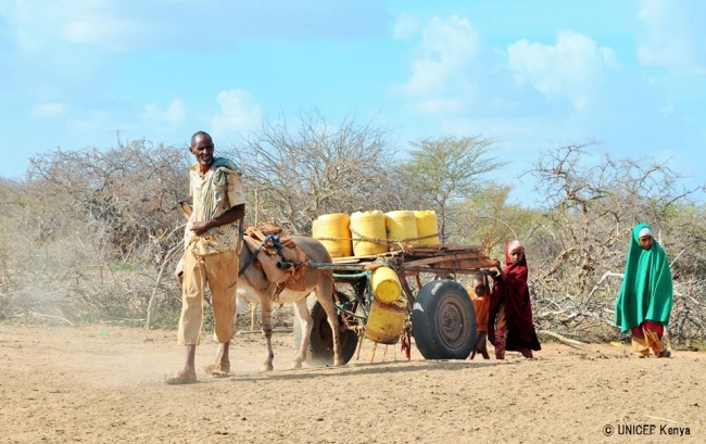 ケニア、ガリッサカウンティで一番近い給水所まで水を汲みに行く家族© UNICEF Kenya