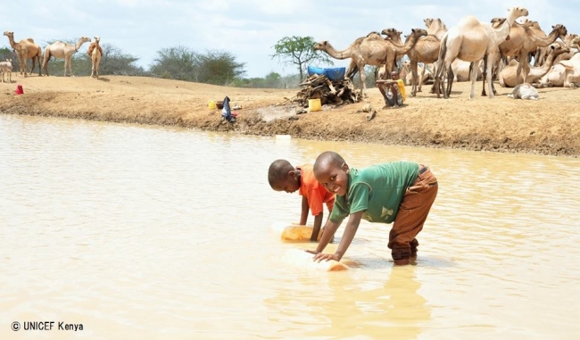 水を汲む男の子たち© UNICEF Kenya