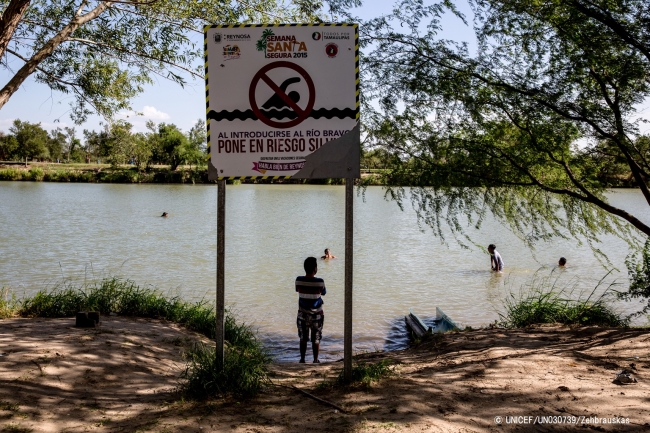メキシコ、レイノサとアメリカ、テキサス州の国境線となっているリオ・グランデ川で泳ぐ子どもたち(2016年8月撮影) © UNICEF_UN030739_Zehbrauskas