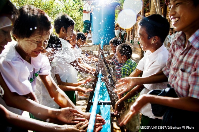 給水所で手を洗うミャンマーの子どもたち（2015年8月撮影）© UNICEF_UNI193997_Gilbertson VII Photo