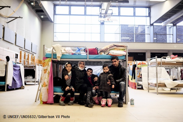 ベルリンの学校に滞在するシリア難民の家族（2015年12月撮影）© UNICEF_UN05632_Gilbertson VII Photo