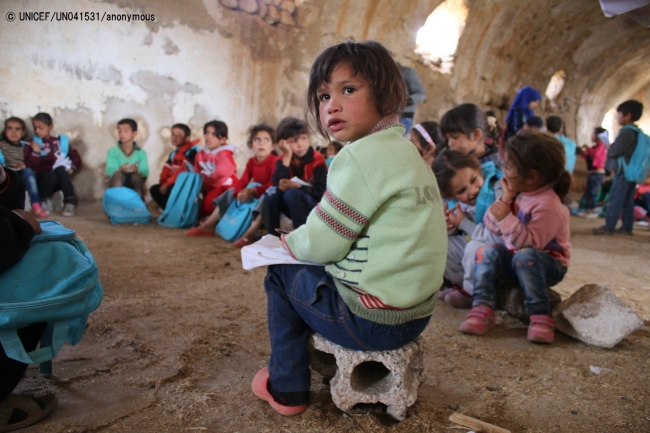 シリア・ダラア市の仮設学校で勉強する子どもたち（2016年11月撮影）© UNICEF_UN041531_anonymous