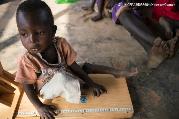 栄養不良の検査の一環で、身長測定をする男の子（南スーダン・アウェル）2017年3月13日撮影© UNICEF_UN056604_Knowles-Coursin