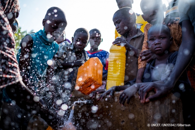 国内避難民キャンプで給水タンクに水を汲む子どもたち（ナイジェリア・マイドゥグリ）2017年3月3日撮影© UNICEF_N055942_ilbertson