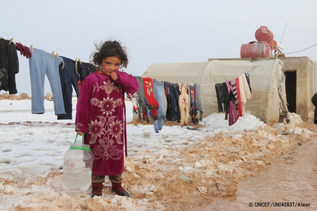 毎日水汲みをする国内避難民キャンプに滞在する6歳の女の子(2016年12月撮影) © UNICEF_UN046837_Alwan