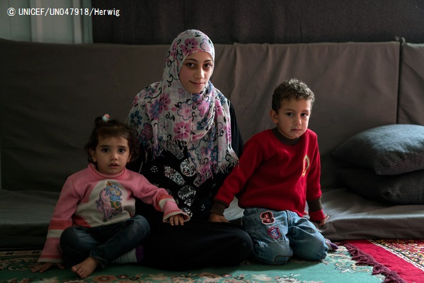 シリア難民のラジャアさん(21歳)と子どもたち（女の子3歳、男の子4歳）。家族は、ヨルダンのアズラクキャンプに身を寄せている。© UNICEF_UN047918_Herwig