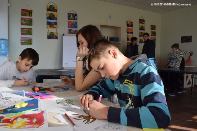 ユニセフが支援する青少年のためのクラブで、アートセラピーを受ける子どもたち（ウクライナ・マリウポリ）2017年4月4日撮影©UNICEF_UN058415_Abalmasova 
